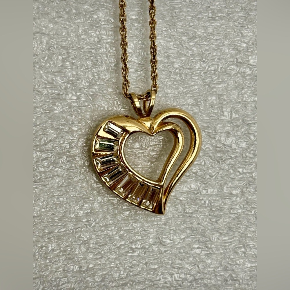 Vintage Avon Gold Tone Heart Pendant Necklace - Women's Jewelry